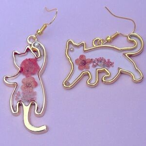 NWOT Earrings playful Cats w pink Dried Flowers in Resin, tiny pearls 1.5” gold